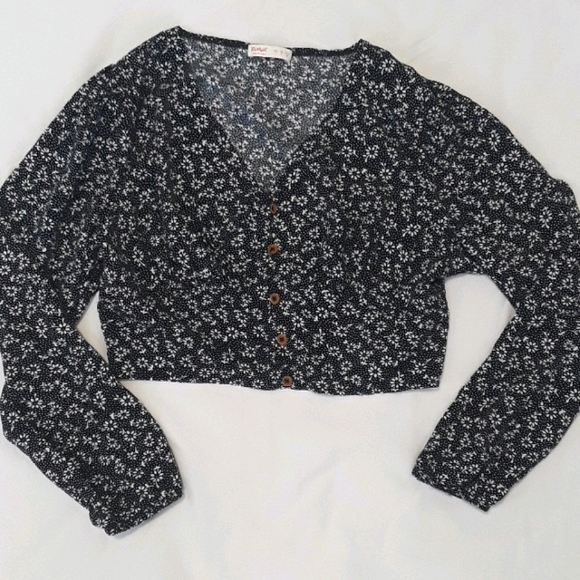 ROMWE Tops - Floral Navy blue cropped shirt